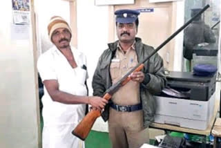 Handing over of licensed firearms in Kodaikanal, Handing over of licensed firearms, Tamilnadu election, Kodaikanal, Dindigul latest, கொடைக்கானலில் உரிம‌ம் பெற்ற‌ துப்பாக்கிகள் ஒப்படைப்பு, உரிம‌ம் பெற்ற‌ துப்பாக்கிகள் ஒப்படைப்பு, கொடைக்கானல், திண்டுக்கல் மாவட்டச்செய்திகள், திண்டுக்கல்