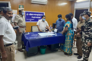 karur fixed flying squad seized 59500 rupees near manmangalam, karur fixed flying squad seized 59500 rupees, karur fixed flying squad, Karur latest, karur, கரூர் நிலையான பறக்கும் படை சோதனையில் 59,500 ரூபாய் பணம் பறிமுதல்,கரூர் நிலையான பறக்கும் படை, கரூர் மாவட்டச்செய்திகள், கரூர்