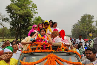 মীনাক্ষী ৰহমানক বিপুল আদৰণি এআইইউডিএফৰ কৰ্মী সমৰ্থকৰ