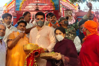 Zaheer Khan, wife Sagarika visit Maa Chinmastike temple in Jharkhand