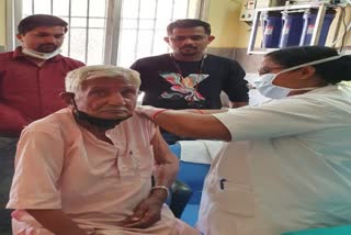 100-year-old-elderly- gets-corona-vaccinated-in-bemetara-district-hospital