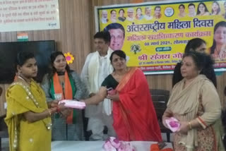 sanitary pads distribution in delhi  women's day celebration in delhi  vivek vihar delhi  sanitary pads distribution in vivek vihar  महिला दिवस 2021  सेनेटरी पैड वितरण समारोह दिल्ली  विवेक विहार में सेनेटरी पैड