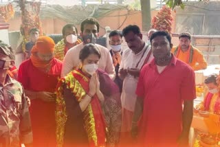 Zaheer Khan, wife Sagarika visit Maa Chinmastike temple in Jharkhand