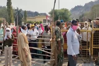 villagers-siege-the-collectorate