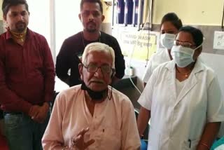 99 year old elderly gets corona vaccine in bemetara district hospital