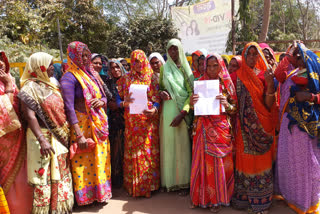 tribal-women-protesting-for-not-getting-beneficiaries-of-govt-scheme