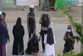 Myanmar miliatry coup  Nun kneels in Myanamar  nun kneels to stop violence in Myanmar  Nun kneels in front of military  Nun kneels before security forces in bid to quell violence  Nun  violence  ഈ കുഞ്ഞുങ്ങല്‍ക്ക് പകരം എന്നെ കൊന്നോളൂ; മ്യാന്‍മറില്‍ സൈന്യത്തിന് മുന്നില്‍ മുട്ടുകുത്തി കന്യാസ്ത്രീ  ഈ കുഞ്ഞുങ്ങല്‍ക്ക് പകരം എന്നെ കൊന്നോളൂ  മ്യാന്‍മറില്‍ സൈന്യത്തിന് മുന്നില്‍ മുട്ടുകുത്തി കന്യാസ്ത്രീ  മ്യാന്‍മര്‍  മുട്ടുകുത്തി കന്യാസ്ത്രീ  കന്യാസ്ത്രീ