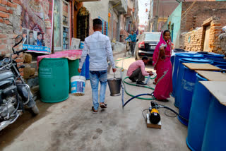 संगम विहार पानी घोटाला  sangam vihar alleged water scam  sangam vihar delhi  waterboard in delhi  delhi waterboard sangam vihar  संगम विहार में पानी की किल्लत  जलबोर्ड के मुफ्त टैंकर संगम विहार  दिल्ली केजरीवाल सरकार ़