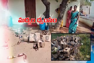 women-fires-on-wine-shops-and-destroyed-the-wine-bottles-on-road-at-gangaram-in-sangareddy-district