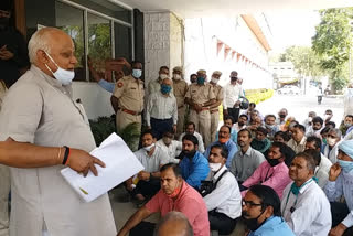 कर्मचारियों ने मुख्य अभियंता प्रशासन का घेराव, protest at Jaipur Jal Bhavan office