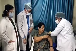chhattisgarh-governor-anusuiya-uike-gets-corona-vaccine-in-raipur