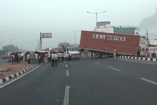 eight people died in agra road accident