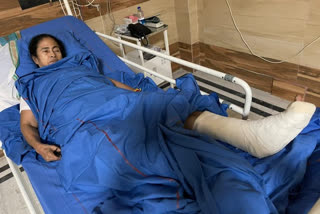 Mamata sustained injuries on ankle, shoulder, left leg Mamata Banerjee latest news Mamata Banerjee Nandigram attack கடுமையாக காயமுற்ற மம்தா பானர்ஜி மம்தா பானர்ஜி மருத்துவ அறிக்கை Mamata Mamata sustained injuries