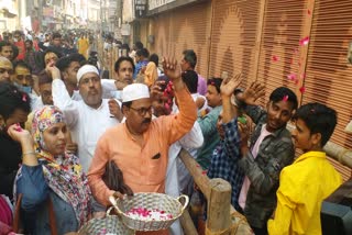 शिव भक्तों पर मुस्लिम समुदाय के लोगों ने की पुष्प वर्षा.