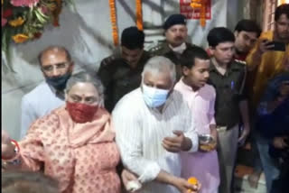 Union Minister VK Singh performed Jalabhishek at Dudheshwar Nath temple in Ghaziabad