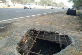 People facing problem due to Open lid of sewer in Maharam nagar of Delhi