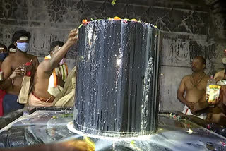 Devotees hang out at the Thousand Pillars Temple on Hanmakonda.