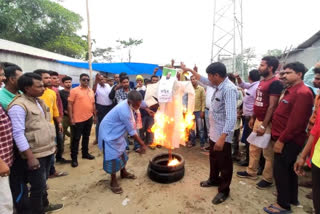 চাপৰত দলৰ শীৰ্ষ নেতৃত্বৰ বিৰুদ্ধে এআইইউডিএফ কৰ্মীৰ তীব্ৰ প্ৰতিবাদ