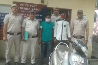 Bharat Nagar police arrested two infamous snatchers on secret information