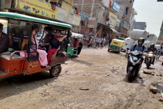 dirty water of the drain on the road of Ratia Marg of Sangam Vihar