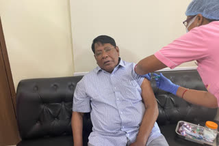 finance minister dr. rameshwar oraon got vaccined in Ranchi