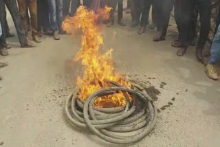 বিরুলিয়াতে টায়ার জালিয়ে বিক্ষোভ বিজেপির