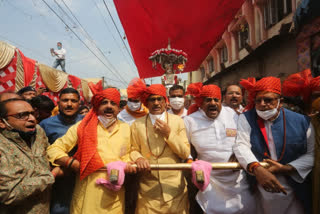 Maha Shivratri: Shivraj Singh Chouhan pulls chariot during 'Shiv Baraat'