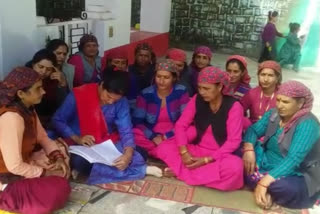 Mahila Mandal held meeting in Karsog Civil Hospital over shortage of specialist doctors