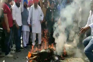 farmers burns MLA aseem goyal effigy in ambala