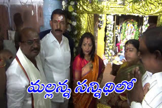 Hyderabad Mayor vijaya lakshmi visited the Bhramarambika Mallikarjuna Swamy temple in sangareddy