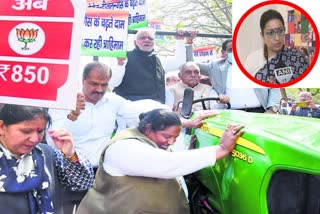 BS Hooda was seen sitting on a tractor that was being pulled by ropes, by women MLAs.