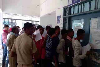 crowd-of-youths-for-covid-test-at-sadar-hospital-sahibganj