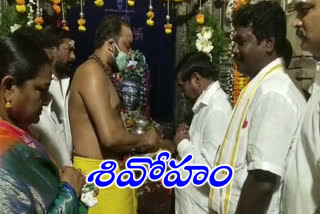 Minister Jagadish Reddy visited Pillalamarri Shaiva Temple in suryapeta district