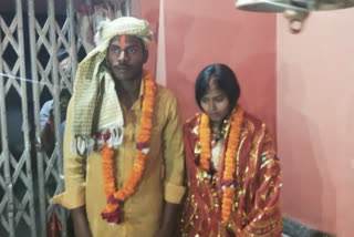 Lover couple married in temple in koderma