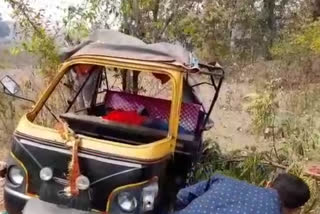 auto driver lost his balance,Eight people  seriously injured