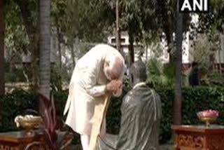 PM Modi pays floral tribute to Mahatma Gandhi at Sabarmati Ashram  PM Modi  floral tribute to Mahatma Gandhi  Sabarmati Ashram  Mahatma Gandhi  ദണ്ഡിയാത്ര സ്മൃതി ദിനം; പ്രാധാനമന്ത്രി മഹാത്മാഗാന്ധിയുടെ ചിത്രത്തില്‍ പുഷ്പാര്‍ച്ചന നടത്തി  ദണ്ഡിയാത്ര സ്മൃതി ദിനം  പ്രാധാനമന്ത്രി മഹാത്മാഗാന്ധിയുടെ ചിത്രത്തില്‍ പുഷ്പാര്‍ച്ചന നടത്തി  പ്രാധാനമന്ത്രി  മഹാത്മാഗാന്ധി  പുഷ്പാര്‍ച്ചന  ദണ്ഡിയാത്ര