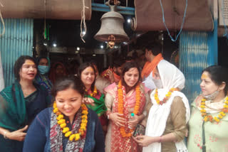 devotee gathered at dwarka temple to prevent temple demolition