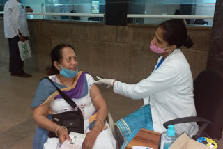 Senior citizen vaccinated in district hospital noida