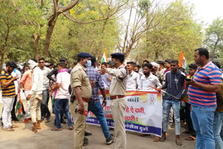 Youth Congress protests to stop sand mining from Shivnath river at durg