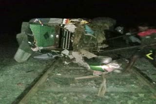 car-collided-with-goods-train-in-latehar