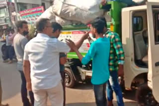 Shop owner attack, Shop owner attack on Civil labor, Shop owner attack on Civil labor in Udupi, Udupi crime news, ಅಂಗಡಿ ಮಾಲೀಕನಿಂದ ಹಲ್ಲೆ, ಪೌರ ಕಾರ್ಮಿಕನ ಮೇಲೆ ಅಂಗಡಿ ಮಾಲೀಕನಿಂದ ಹಲ್ಲೆ, ಉಡುಪಿಯಲ್ಲಿ ಪೌರ ಕಾರ್ಮಿಕನ ಮೇಲೆ ಅಂಗಡಿ ಮಾಲೀಕನಿಂದ ಹಲ್ಲೆ, ಉಡುಪಿ ಅಪರಾಧ ಸುದ್ದಿ,