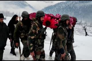 Troops carry pregnant woman for miles in Kashmir