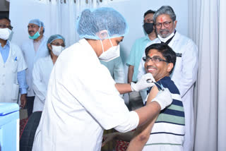 आईआईटी कानपुर में कोरोना वैक्सीनेशन .