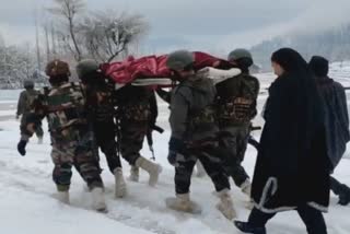 Troops carry pregnant woman for miles in Kashmir