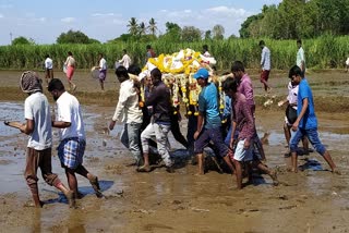 कीचड़ से होकर ले जानी पड़ रही शवयात्रा