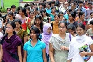 ap government going to close less than 30  percent admissions  degree courses