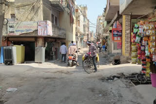 roads are broken in sangam vihar