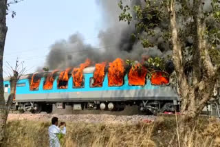 Fire caught in coach of Shatabdi Express  Shatabdi Express fire case in haridwar  Fire caught in Shatabdi Express in haridwar  Fire caught in train in haridwar  दिल्ली से देहरादून आ रही शताब्दी एक्सप्रेस में लगी आग  शताब्दी एक्सप्रेस में लगी आग  हरिद्वार में ट्रेन में आग लगने का मामला