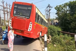 ஓட்டுநர் கட்டுப்பாட்டை இழந்து விபத்துக்குள்ளான அரசு பேருந்து