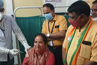 सांसद जसकौर मीणा ने लगवाई कोरोना वैक्सीन, MP Jaskaur Meena take Corona vaccine